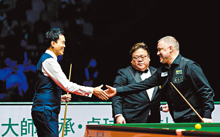 ● 傅家俊（左）在偶像亨特利面前打出147。 賽會圖片