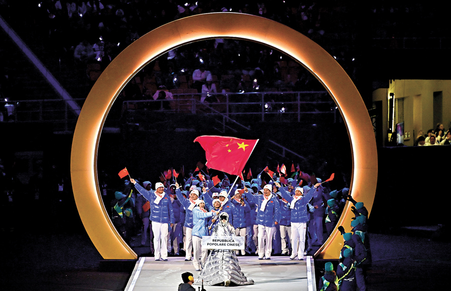 ●中國體育代表團在開幕式上進場。 新華社