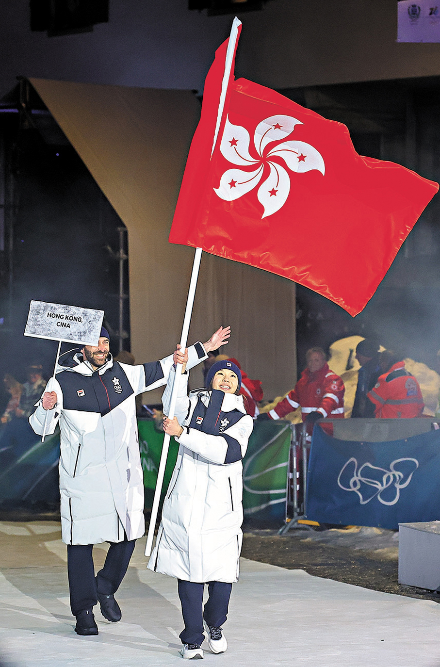 ●金詠晞（右）擔任港隊持旗手。 新華社