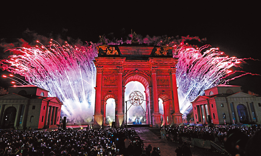 ●在米蘭和平拱門，主火炬被點燃。 新華社