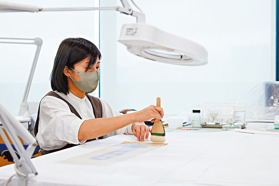 ●陳瑞瑩平日會以羊毛刷為藝術品表面除塵。 M+供圖