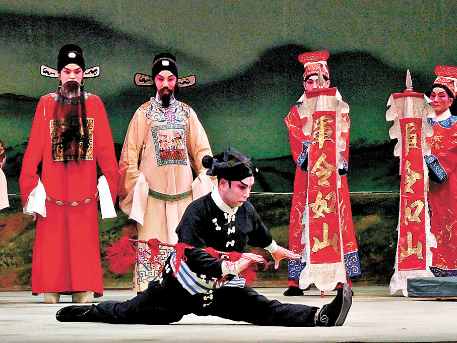 ●洪海演出馴馬連串功架。