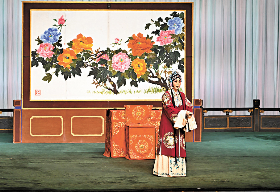 ●京劇表演藝術家李勝素演繹《穆桂英掛帥》劇目。