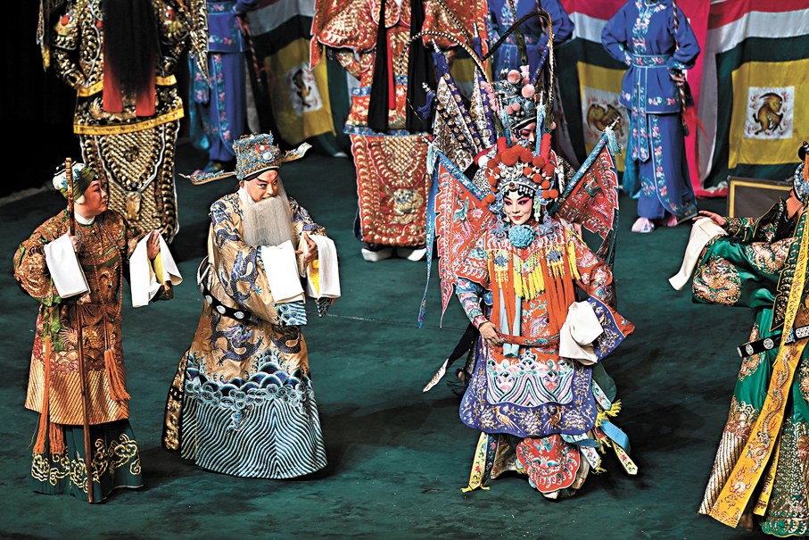 ●著名京劇表演藝術家于魁智（左二）、中國戲曲學院京昆系教師、梅葆玖先生入室弟子劉維（左三）演繹《穆桂英掛帥》劇目。