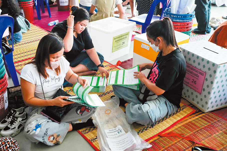 ●泰國義工檢查選票。 美聯社