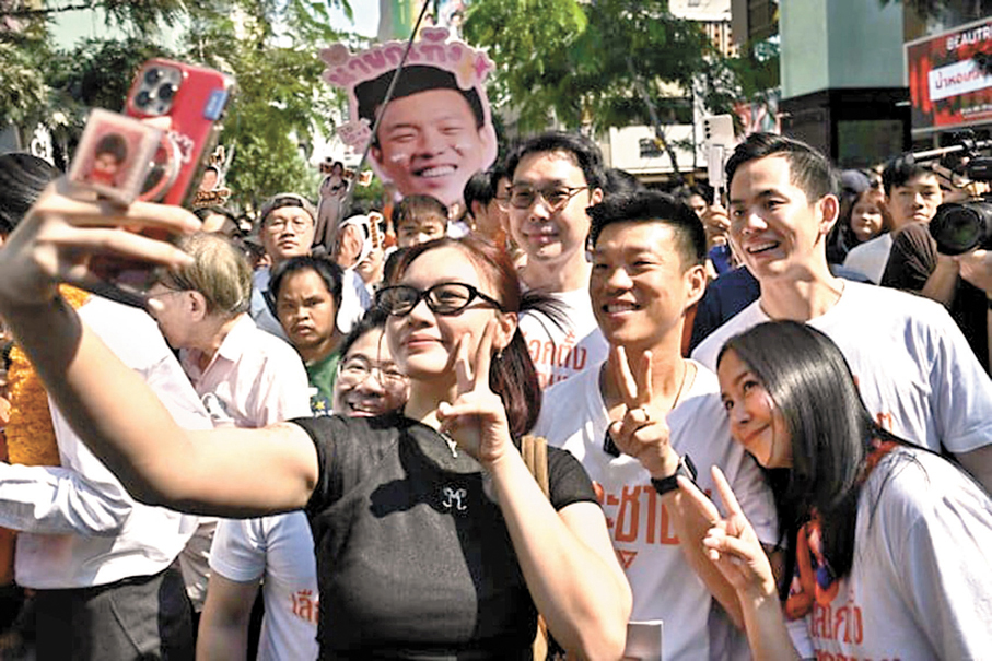●納塔蓬（右三）與年輕支持者合照。 法新社