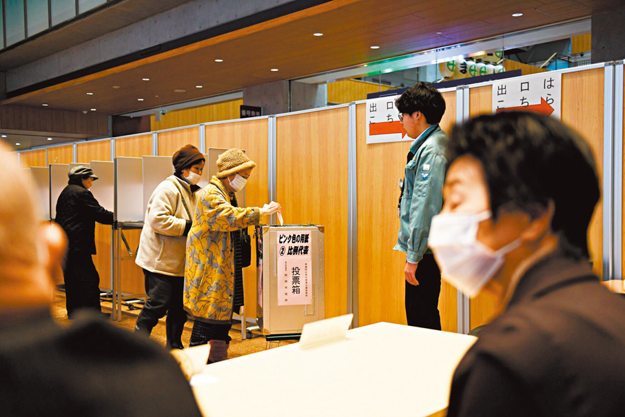 ●秋田縣選民提早投票。 彭博社