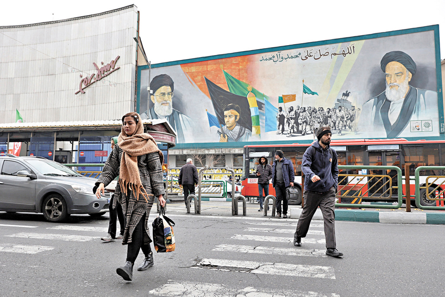 ●德黑蘭街頭展示伊朗最高領袖哈梅內伊的畫像。 路透社
