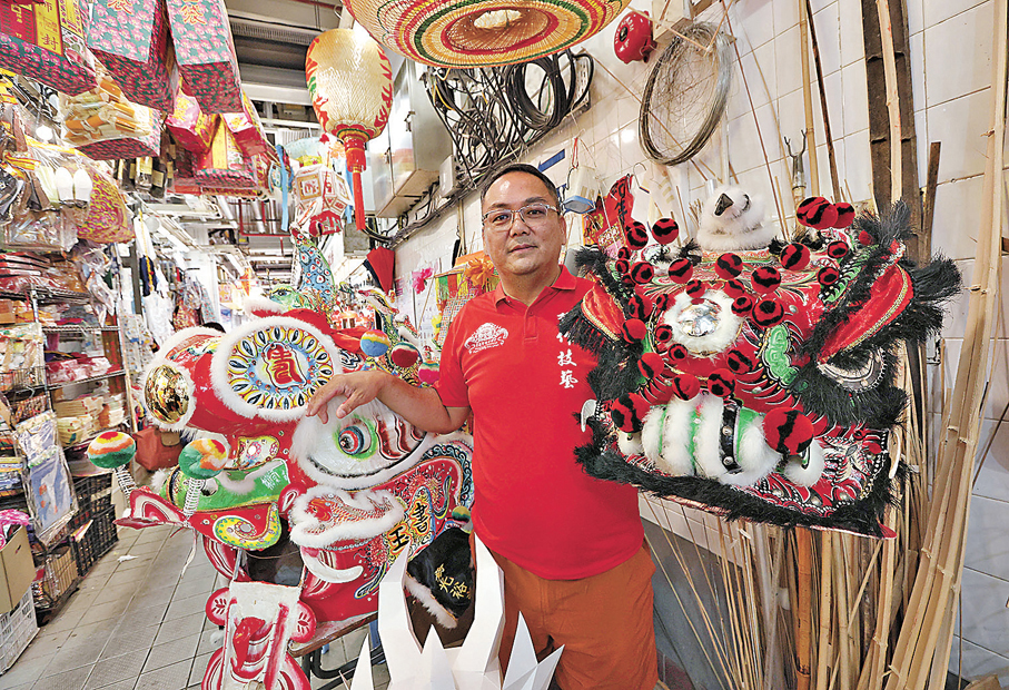 冒卓祺當年不顧家人反對深耕紮作業，他說：「從來未想過放棄，即使冇飯食或生意差的時候，亦憑着阿Q精神慢慢挺過去，以後我都會繼續做，直至『郁唔到』為止。」