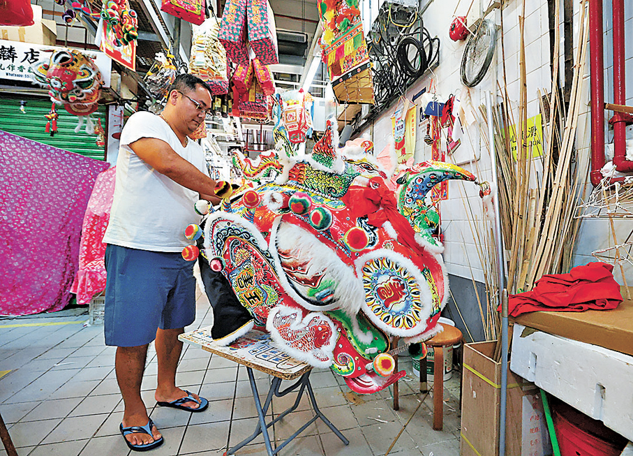 冒卓祺希望政府及社會有更多資源可以支持本地傳統紮作師。