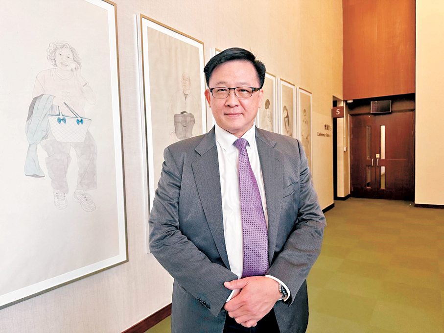 立法會議員何君堯早在1994年已投資金條，只買不沽，如今金價飛升，身價亦水漲船高。