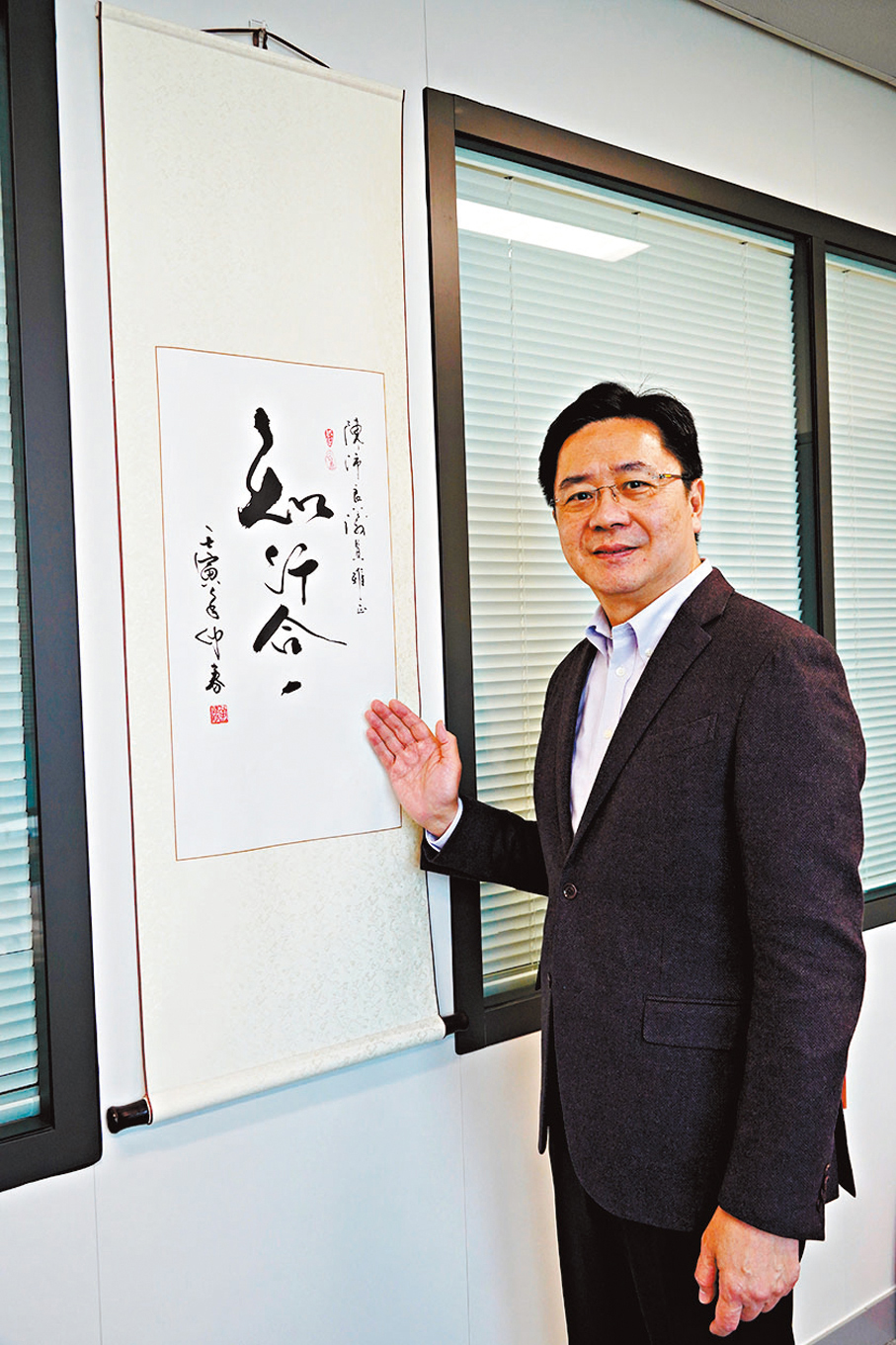 陳沛良對伍淑清送贈的字畫愛不釋手，放在立法會議辦的當眼位置。