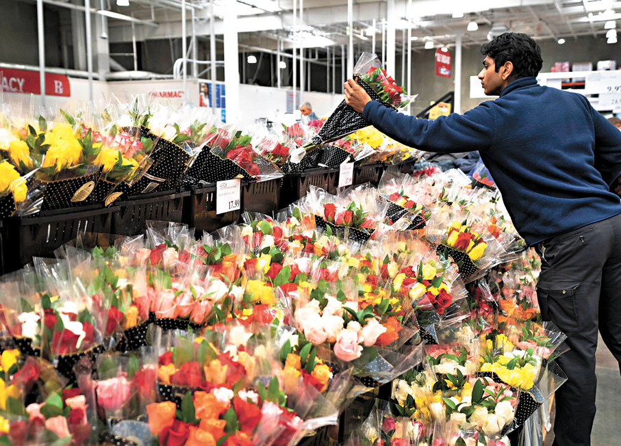 美國加州灣區福斯特城一家超市，顧客購買鮮花。資料圖片