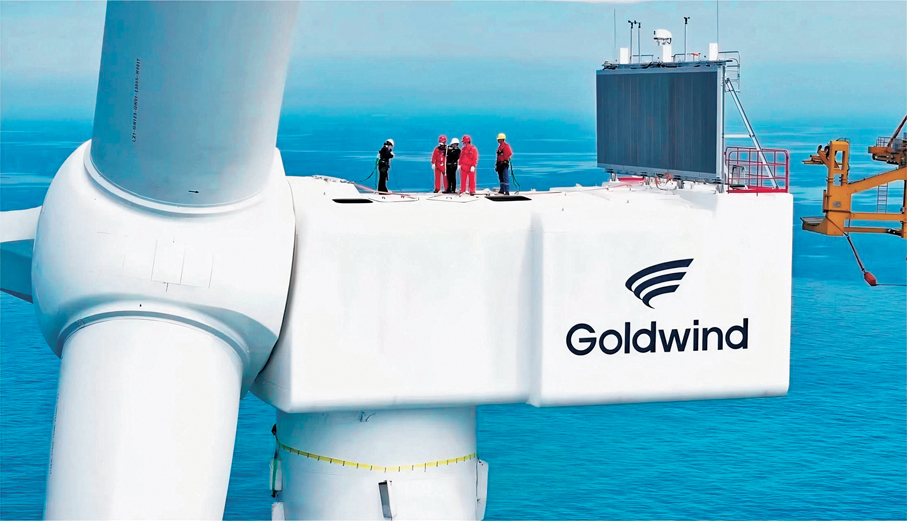 ●中國三大風電巨頭之一的金風科技，在廣西打造北海風電產業集群。圖為早前安裝中的金風科技16兆瓦海上風電機組。 資料圖片