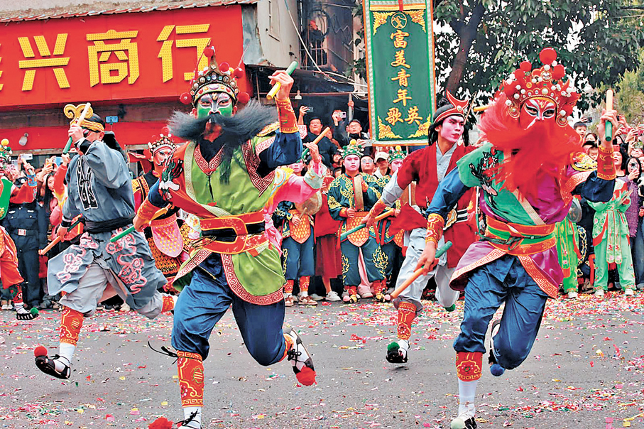 ●火爆「出圈」的普寧富美青年英歌隊將在年初一（17日）晚「國泰新春國際匯演之夜」上演國家級非遺英歌舞。 受訪者供圖