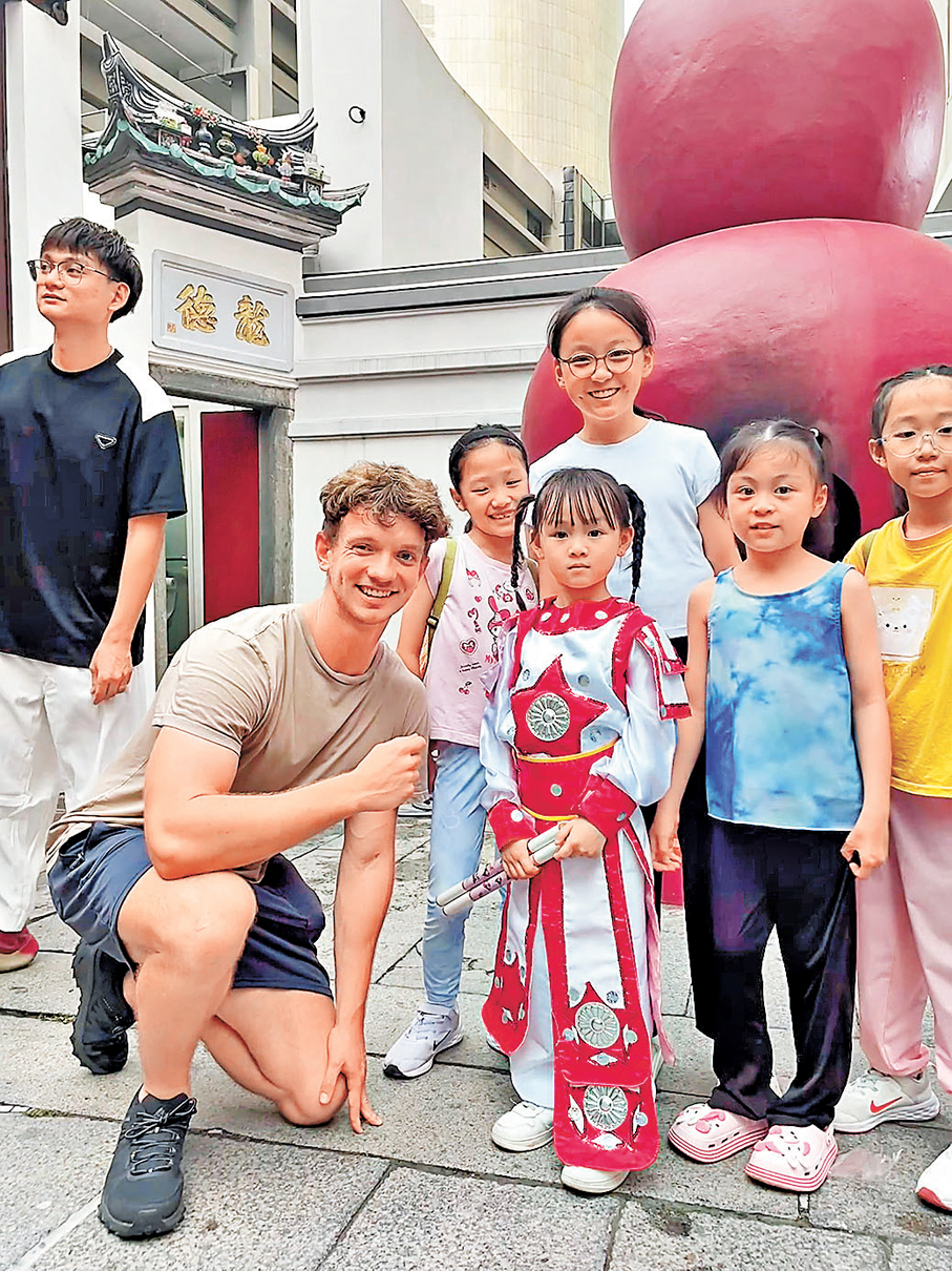 ●莊恩琪去新加坡表演英歌舞時，與當地小朋友、外國人的互動。 受訪者提供