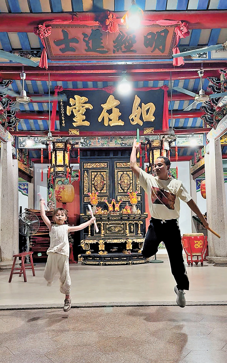 ●普寧富美青年英歌隊總教練教導莊恩琪（左）。 受訪者供圖