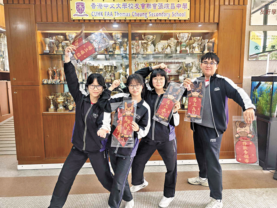 ●一群學生維園開檔。