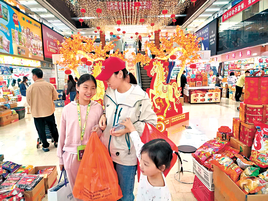 ● 大量深圳市民前往深圳華強北港貨中心，購買港貨過年。 香港文匯報記者李昌鴻 攝