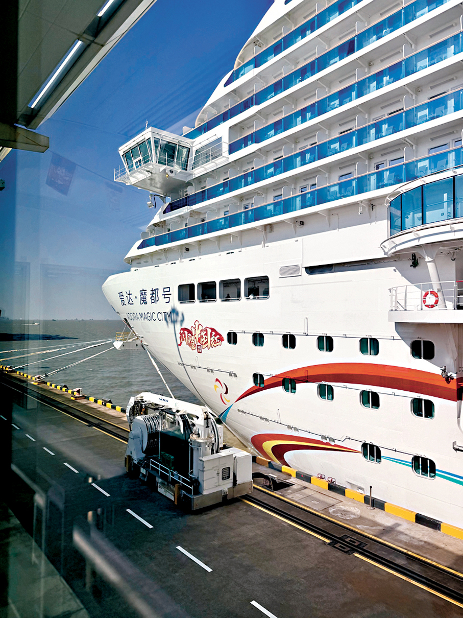 ●首艘國產大型郵輪「愛達·魔都號」。香港文匯報記者夏微  攝