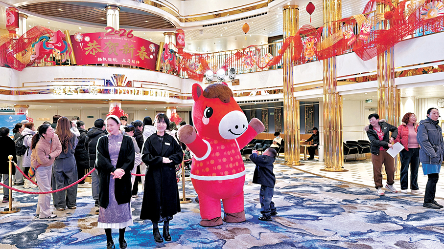 ●旅客登船後就可感受到大廳濃濃的節日氣氛。香港文匯報記者夏微  攝