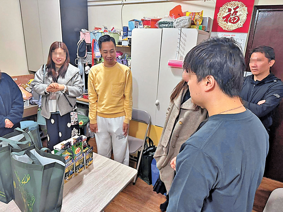 ●有義工為火災中吸入濃煙的傷者送上藥物。 受訪者供圖