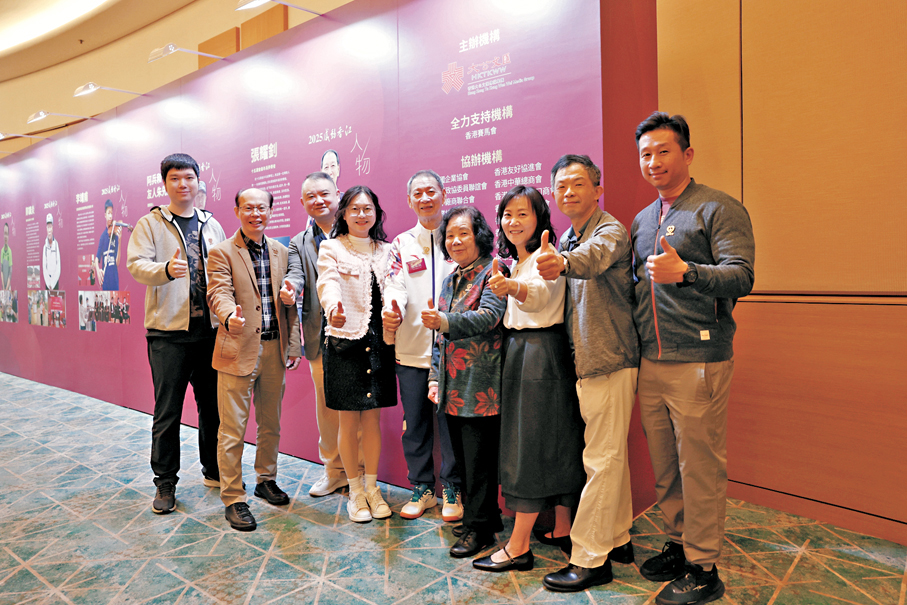 ●張耀釗（中）在家人見證下領獎。 資料圖片