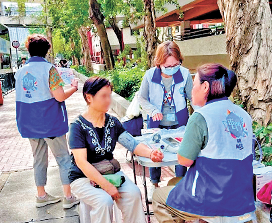 ●兆禧關愛隊設立街站，為居民進行簡單健康檢測。 作者供圖