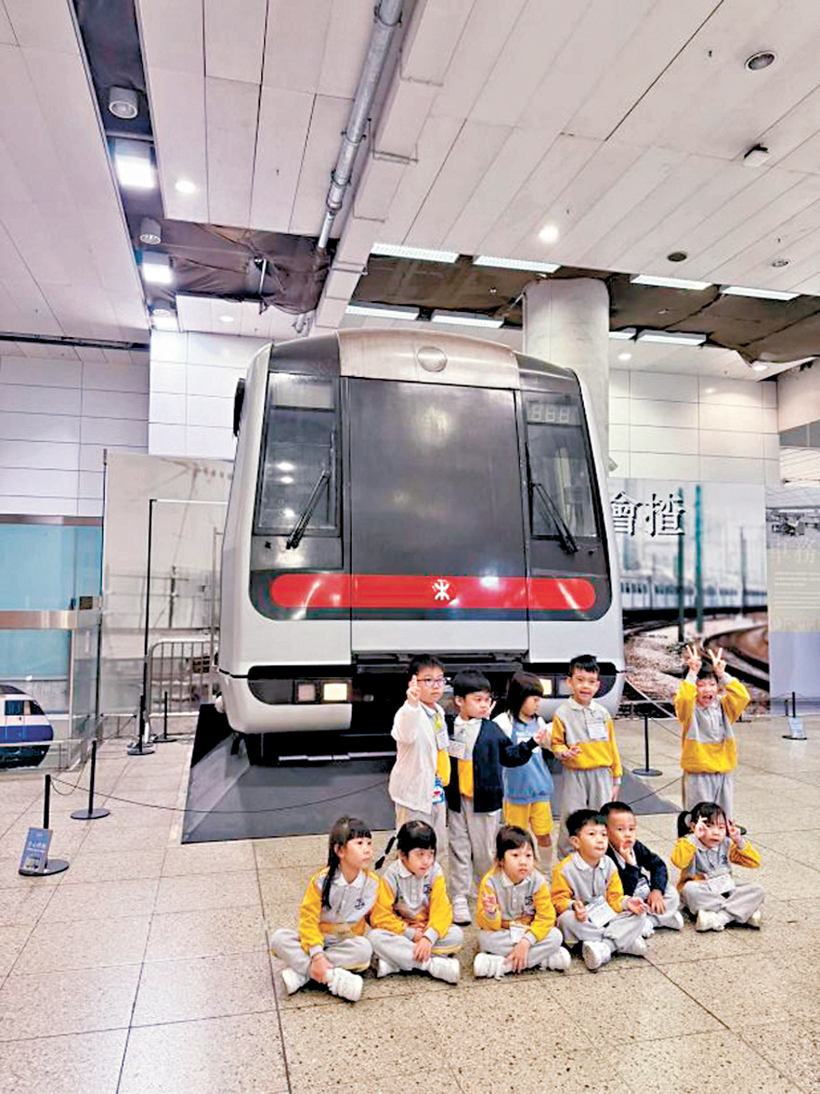 ●「站見」鐵路展自去年加入了新展品—九廣鐵路直通列車「九廣通」，展覽讓學生近距離認識香港鐵路的發展與歷史。