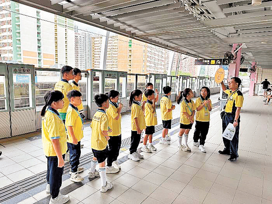 ●「港鐵小站長」計劃讓學生親身體驗車站工作，並學習乘搭港鐵的安全及有禮行為。