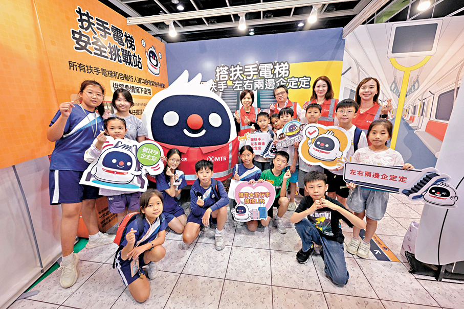 ●書展的「港鐵安全體驗天地」設有遊戲挑戰區，寓教育於遊戲，讓小朋友學習鐵路安全知識。
