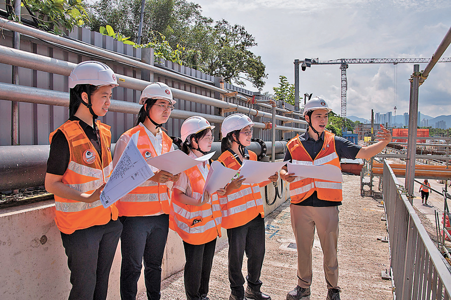 ●「中學生職場體驗計劃」學生們親身走訪東鐵綫古洞站工地，實地了解項目進度及工程背後的規劃與技術。