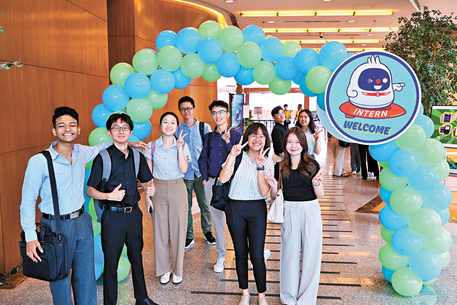 ●港鐵的「暑期實習計劃」首度加入「有條件聘請」政策，提供「直通車」，讓合資格的實習生加入港鐵的「見習人員發展計劃」。