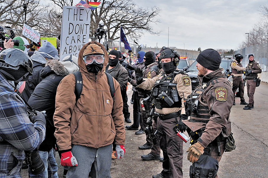 ●明尼阿波利斯抗議人士與警員對峙，警方及後拘捕數十人。 法新社