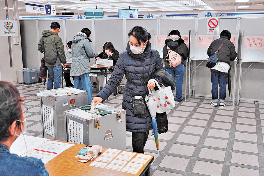 ●日本多地受暴風雪吹襲，影響選民投票意願。 法新社