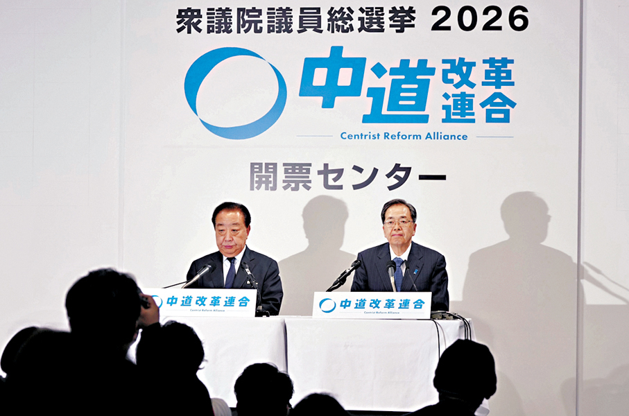 ●野田佳彥（左）與齊藤鐵夫出席記者會，兩人被指辭職難以避免。 美聯社