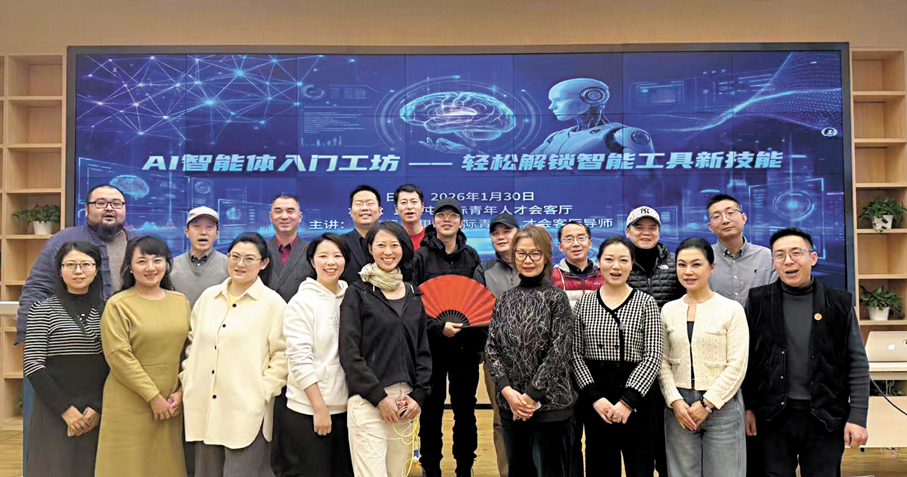 ●作者在北京三里屯分享AI智能體如何替我們幹活。 作者供圖