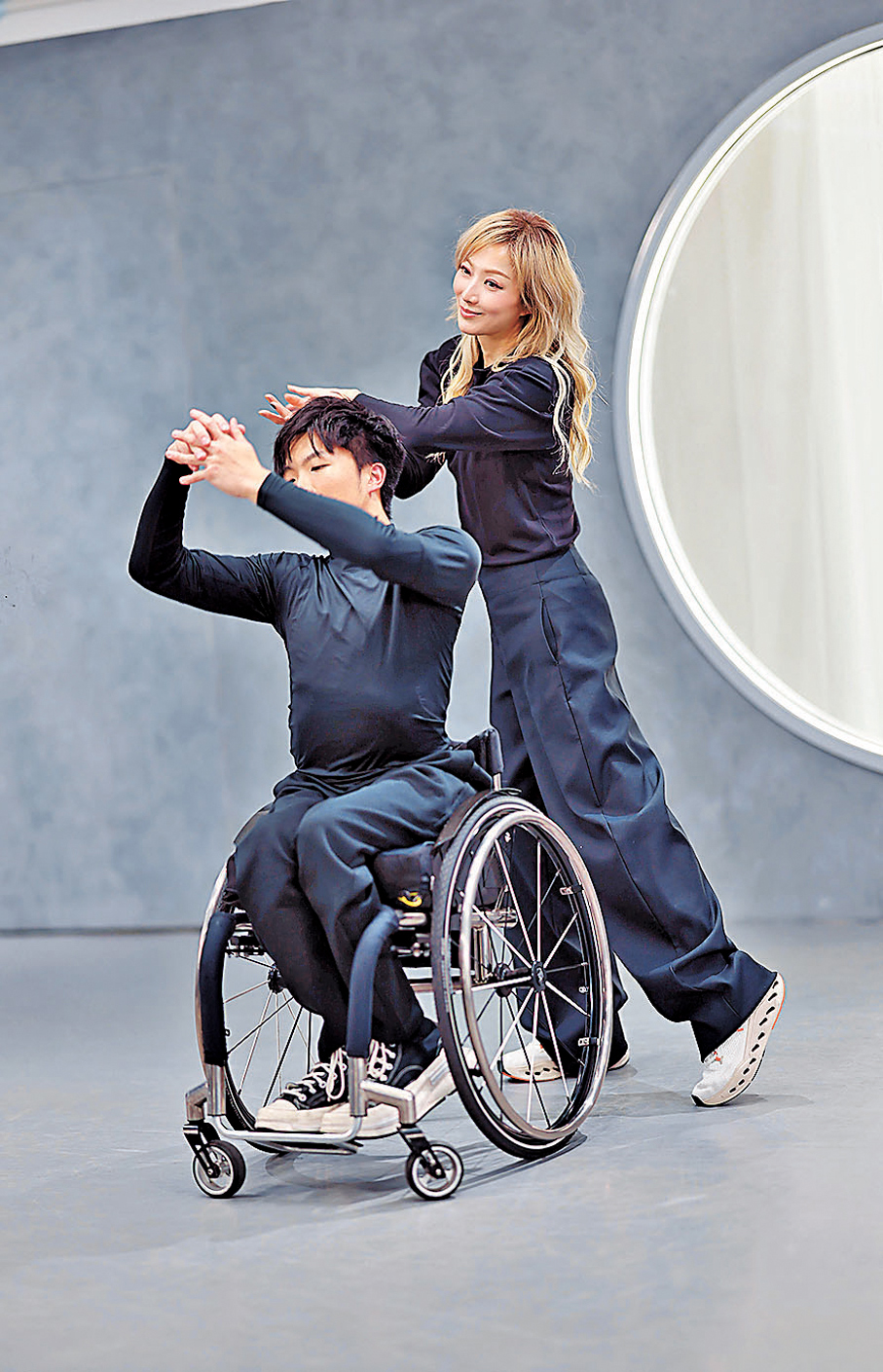 ●鄭秀文與輪椅舞者余俊延共舞。