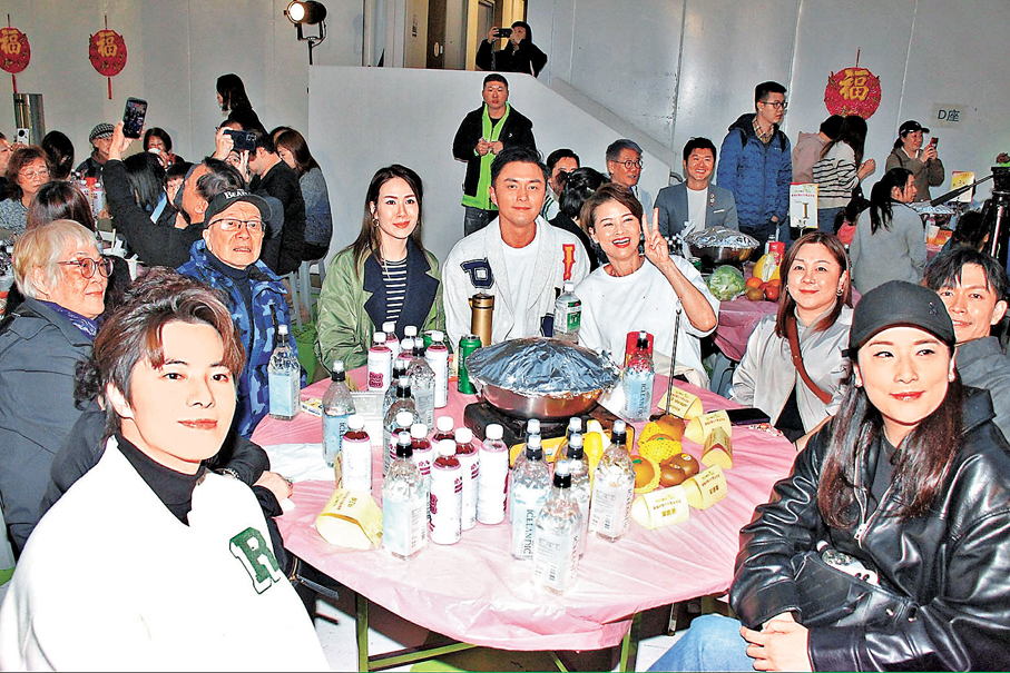 ●楊明、莊思明及林正峰等向災民送暖。香港文匯報記者達里  攝