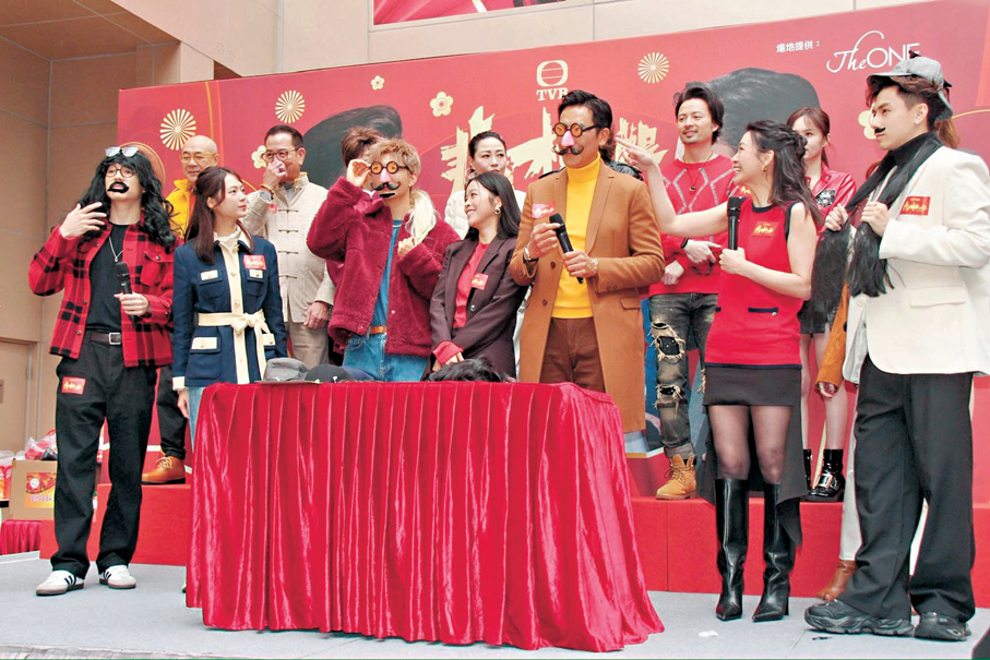 ●眾演員玩喬裝打扮遊戲，埸面逗趣。  香港文匯報記者達里 攝