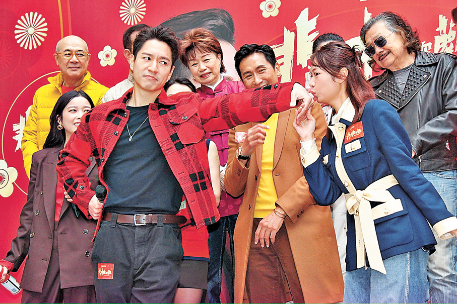 ●游嘉欣啜吳偉豪手上的忌廉。  香港文匯報記者達里 攝