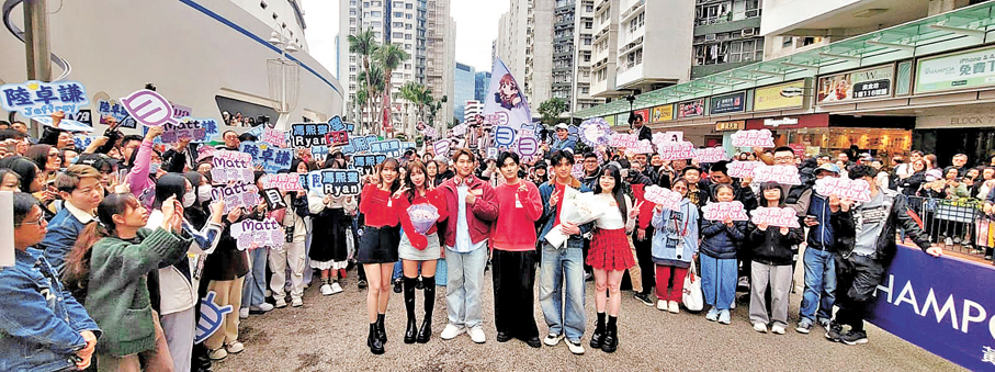●《聲秀》唱將的街頭音樂表演吸引大批樂迷圍觀。  香港文匯報記者梁靜儀 攝