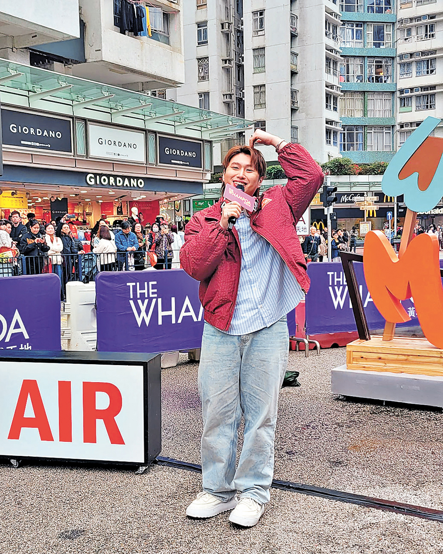 ●馮熙燮比心冧粉絲。  香港文匯報記者梁靜儀 攝