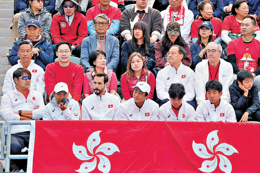 ●文化體育及旅遊局局長羅淑佩（第二排左四）昨日入場為港隊打氣。