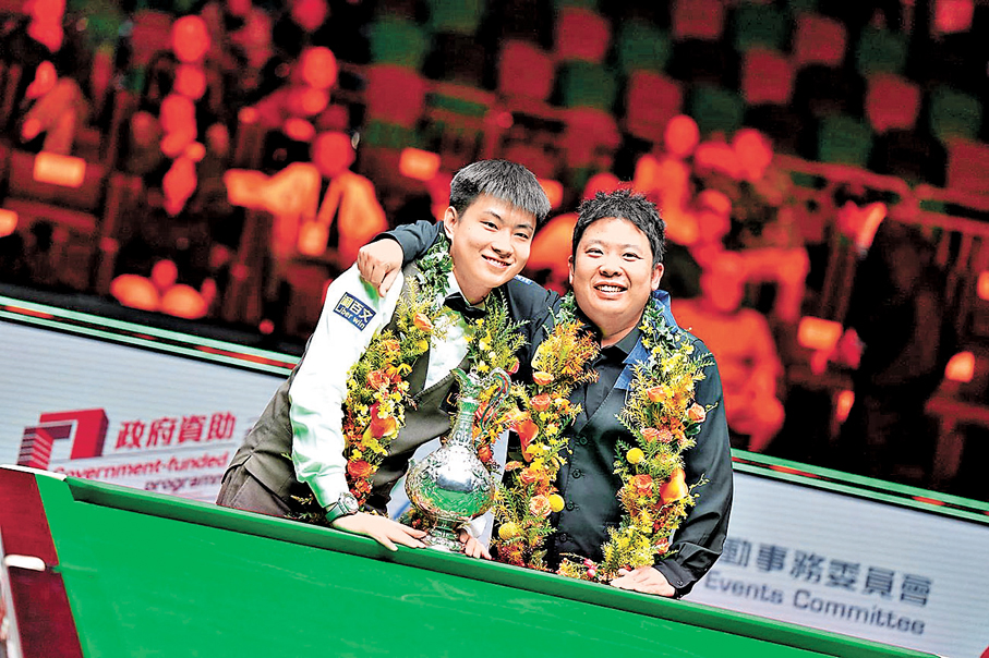 ●趙心童（左）與張安達賽後合影。香港文匯報記者葉詩敏  攝