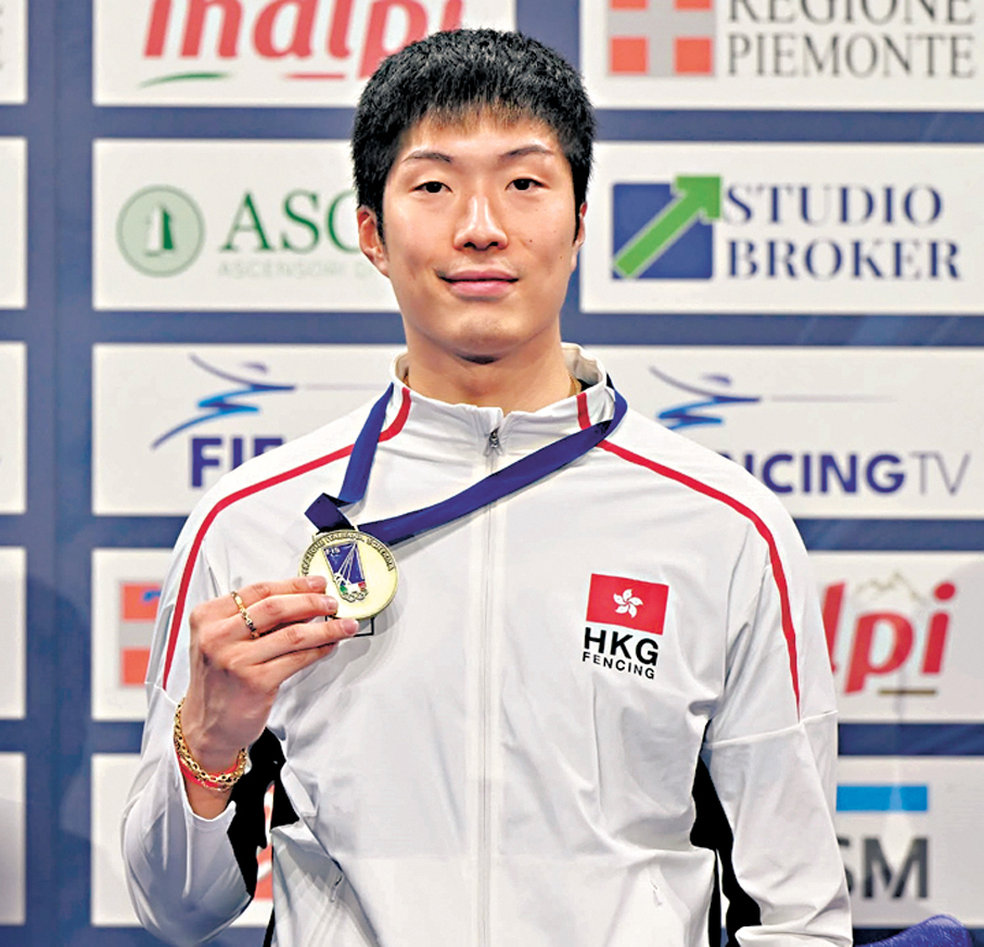 ●張家朗今季首踏個人頒獎台。  FIE Fb圖片