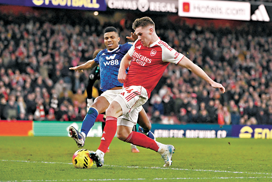 ●阿仙奴前鋒約基利斯（右）是役攻入兩球。 路透社