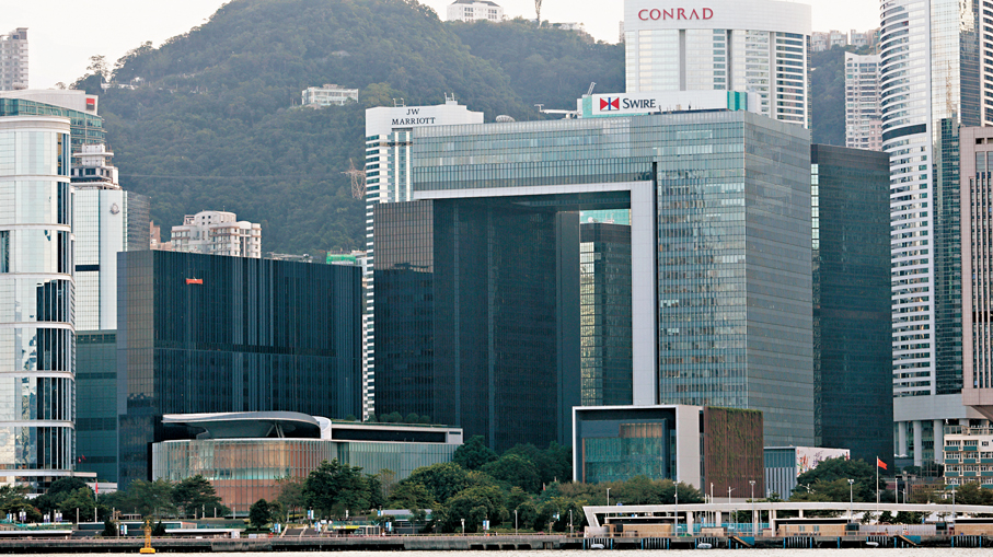 ●特區政府發言人表示，黎智英案判決是香港特區維護國家安全工作的重要里程碑。圖為金鐘政府總部及立法會。  資料圖片