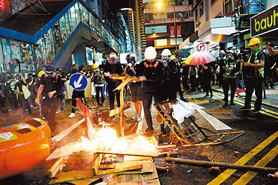 ●2019年黑暴期間，不少暴徒在銅鑼灣波斯富街一帶燃燒垃圾桶內雜物，縱火堵路。  資料圖片