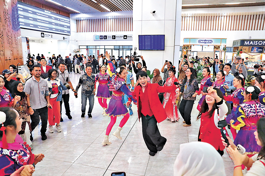 ●計劃指出，要加強戲劇國際交流推廣。圖為2月4日，在印度尼西亞雅加達，來自廣西歌舞劇院、廣西戲劇院的演員在雅萬高鐵哈利姆站上演「馬上有福」城市快閃活動。 新華社